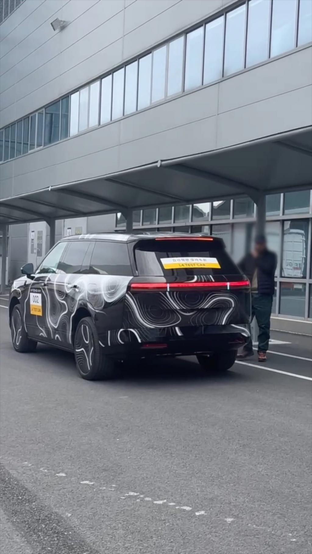 小鵬GX無人駕駛上下客引熱議，副總裁 第二代VLA技術小試牛刀